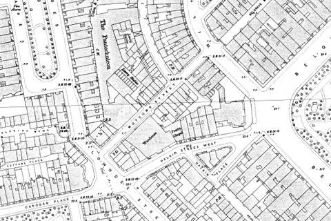 Londra Motcomb Street çevresini gösteren 1895 tarihli siyah-beyaz kadastro haritası; her bina, ahır ve depo tek tek çizilmiş ve adlandırılmış.
